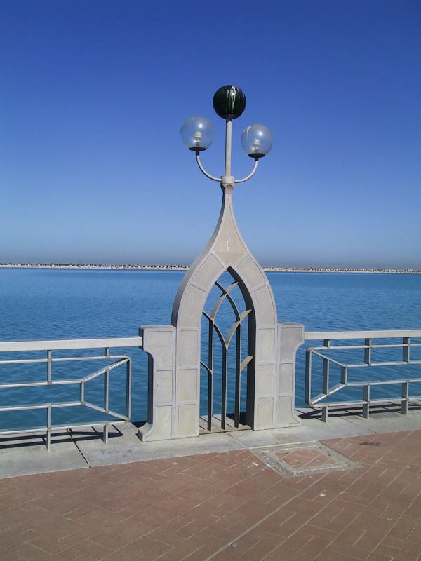 der Spiztbogen mit den 3 Lampen ist wie eine Antenne